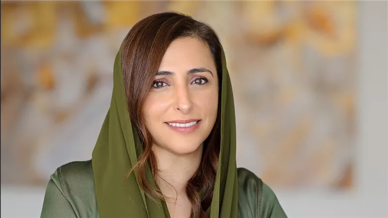 الشيخة بدور القاسمي تتألق بإطلالتين أنيقتين خلال زيارتها إلى باريس ولقائها الرسمي مع مديرة اليونسكو