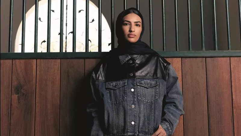 الفارسة الإماراتية نورة القبيسي تتألق في جلسة تصوير خاصة بتوقيع prada