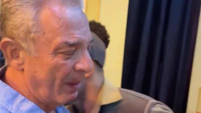فيديو .. محمود حميدة يبكي في مسرح الهناجر بسبب تأثره بمسرحية 