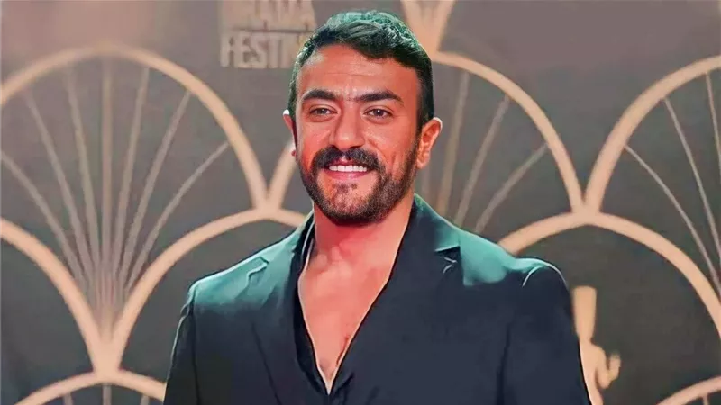  أحمد العوضي يلتقط صورة مع شبيه له ويعلق: 