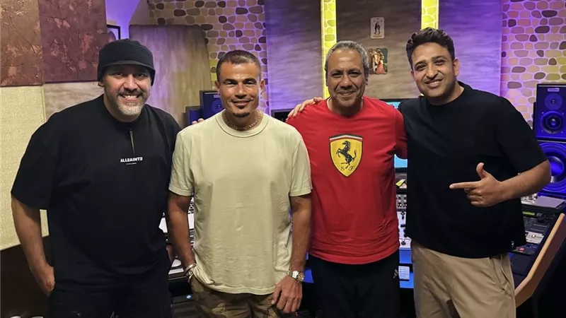 عمرو دياب يشارك جمهوره صورا من كواليس التحضيرات لأغنيته الجديدة 