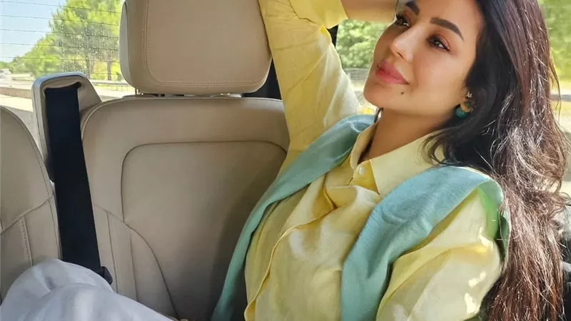 ببصمة ديور.. لجين عمران تتألق بإطلالة كاجوال أنيقة في فرنسا 