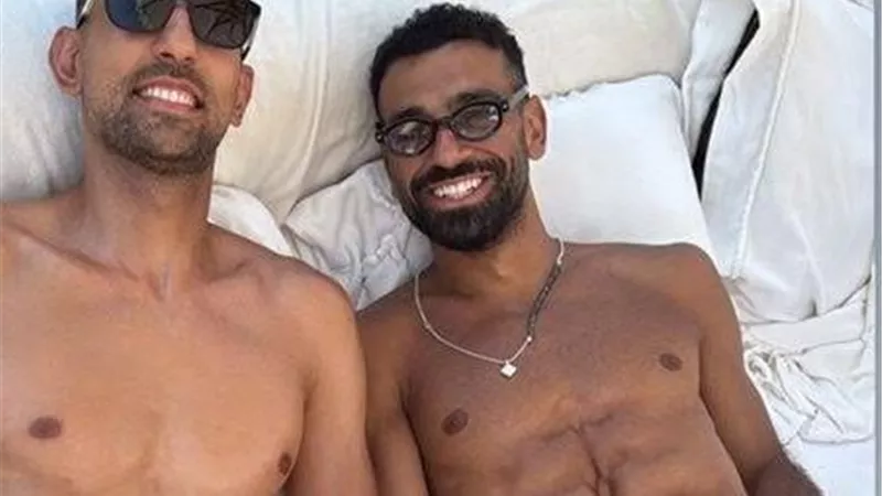 محمد صلاح يبرز هويته المصرية بارتداء سلسال بتوقيع عزة فهمي 