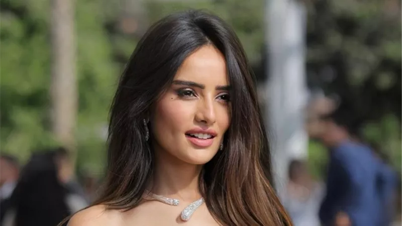 بدور مذيعة.. زينة تطير إلى الغردقة لتصوير مشاهد من 