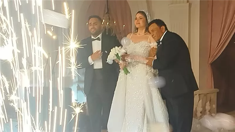 بكاء محمد فؤاد في حفل زفاف ابنته| فيديو 