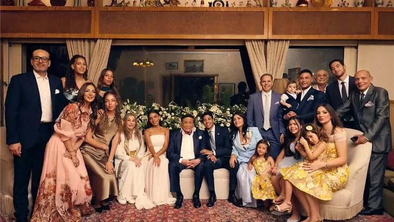 في أول ظهور عائلي.. رامي إمام ينشر صورة من زفاف نجله تجمع بالزعيم عادل إمام والعروس والعائلة