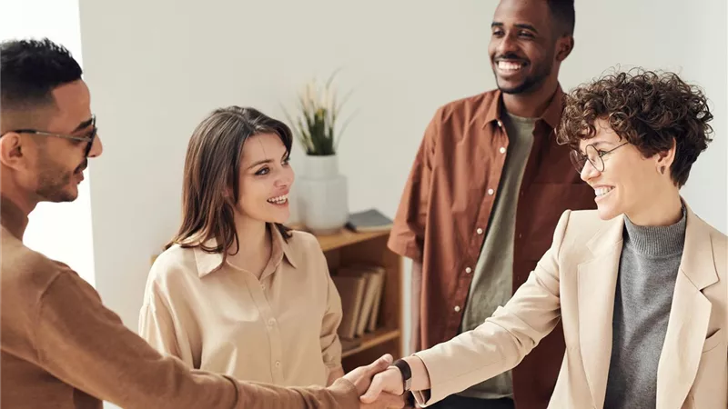 إتيكيت المصافحة.. سر الثقة والانطباع الأول المميز 