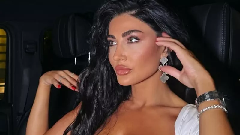 هبة نور تخطف الأنظار بإطلالة بيضاء بالتعاون مع هيرميس وفان كليف & آربلز 