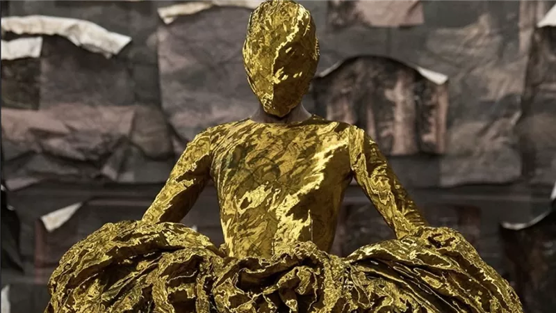 غلين مارتنز يبهر عالم الموضة بأول عرض له مع Maison Margiela في أسبوع باريس للهوت كوتور