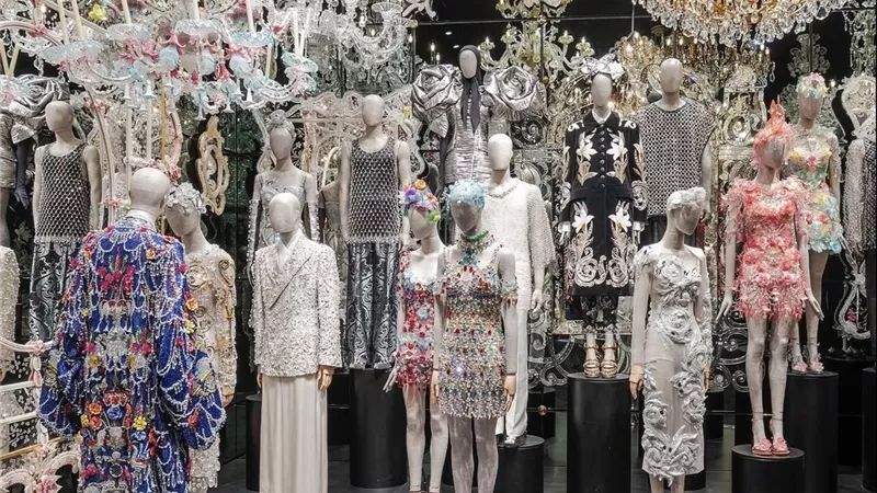  Dolce & Gabbana تتألق بإلهام من الزجاج الفينيسي في عرض ينبض بالبريق والفن