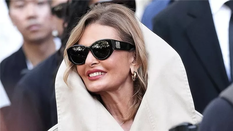 صور .. اغرب إطلالات يسرا من بالنسياجا في أسبوع الموضة في باريس