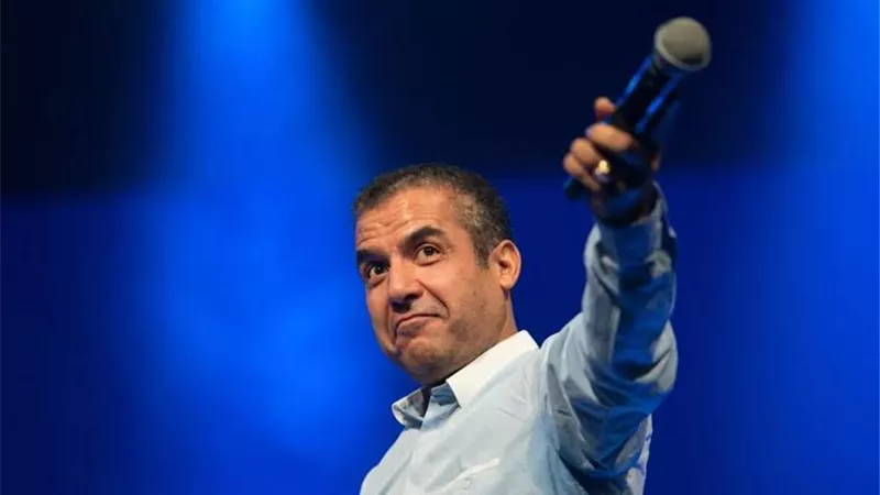 بعد 11 عاما من الغياب.. جدال كبير حول عودة الشاب مامي للغناء 