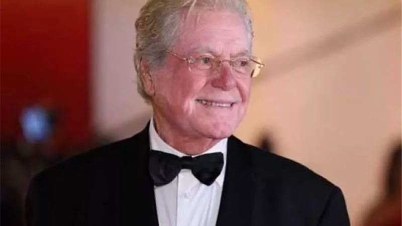 حسين فهمي يسلم شهادات خريجي المدرسة العربية للسينما والتلفزيون 