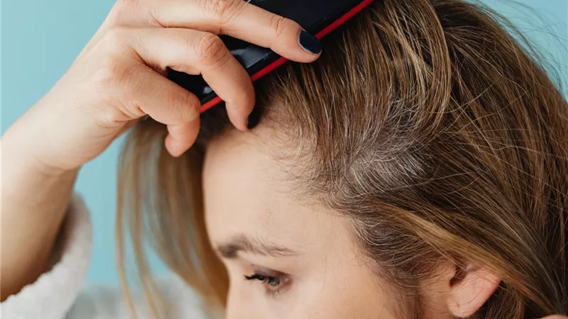 رائحة فروة الرأس الكريهة؟.. اكتشفي الأسباب وطرق العلاج الفعالة