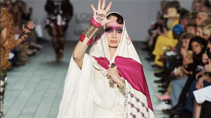ايهم حسن  يشعل منصة لندن برسائل الهوية والتطريز الفلسطيني