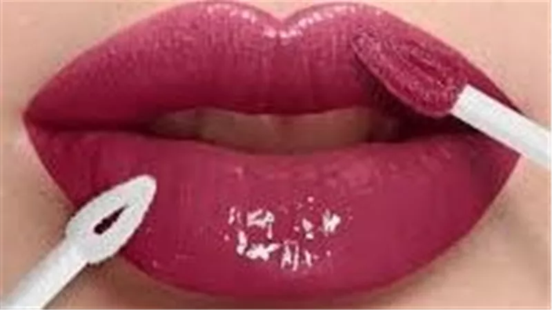 Lip jam تتصدر صيحات الجمال لصيف 2025: لون غني ولامع بلمسة فاكهية أنيقة 