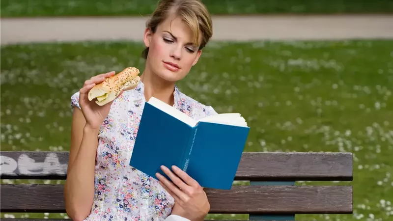 9 أطعمة تحارب التوتر وتخفض مستويات الكورتيزول بشكل طبيعي 