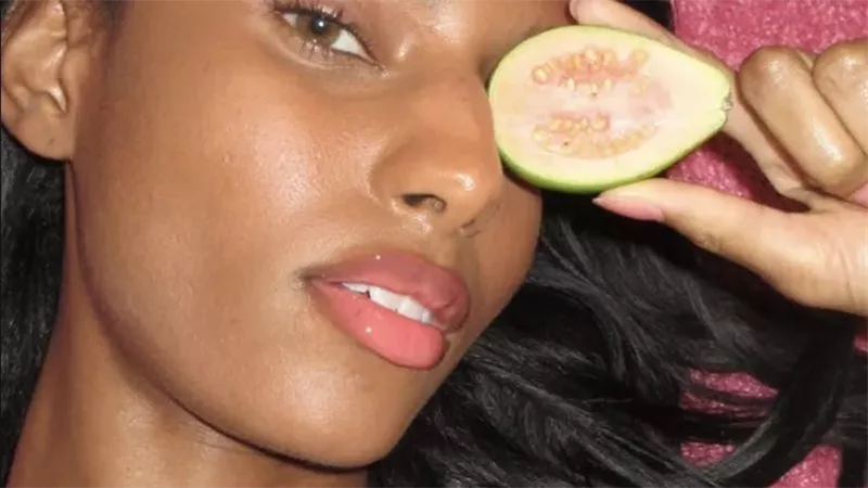 موضة Guava Girl Summer تكتسح الصيف.. أنوثة منعشة بطابع استوائي 
