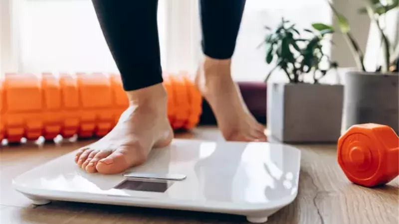  7 أسباب شائعة لتقلب وزنك من يوم لآخر.. منها التوتر وقلة النوم 