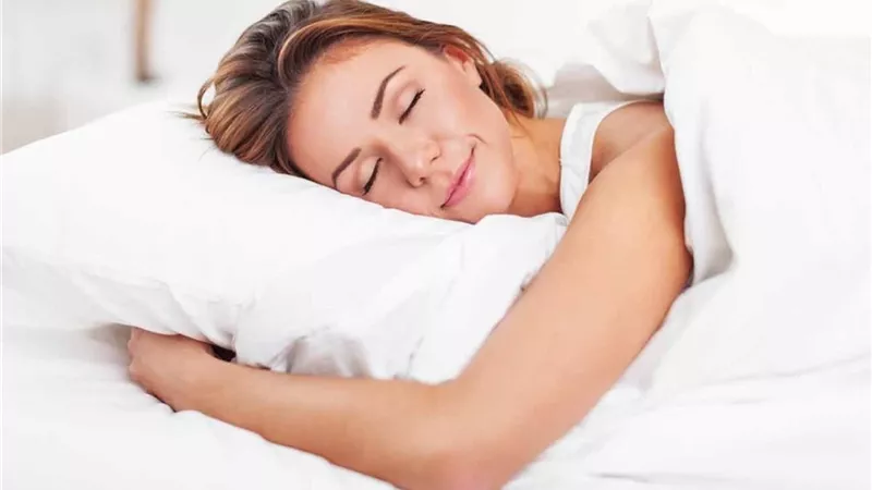 خدعة غذائية بسيطة يمكن أن تساعدك على النوم بشكل أفضل في الليل 