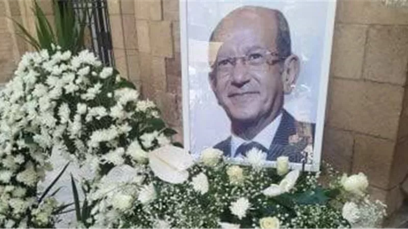 أشرف زكي ينعى لطفي لبيب من جنازته: 