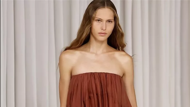  Bare shoulders trend تفرض حضورها في صيف 2025 من التوب البسيط إلى الأزياء الفاخرة 