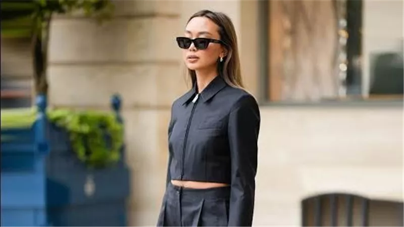 بنطال البرينس “pleated pants “يتصدّر صيحات موسم 2025 