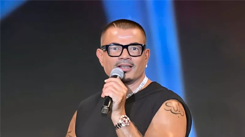 وسط حضور تجاوز الـ 30 ألف.. عمرو دياب يشكر عمرو مصطفى على مسرح العلمين (صور) 