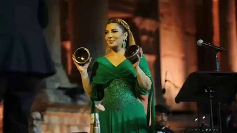 وزير الثقافة الأردني يكرم الفنانة أصالة في ختام مهرجان جرش 
