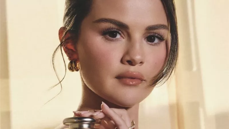 سيلينا جوميز تطلق أول عطر من علامتها Rare Beauty.. بتصميم شامل ومكونات نباتية فاخرة 