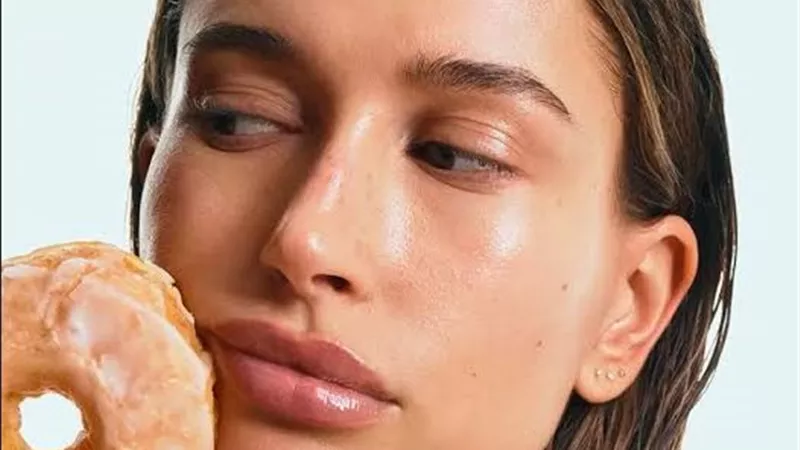  Glazed Donut Skin… سر الإطلالة المضيئة التي اجتاحت منصات الجمال في 2025