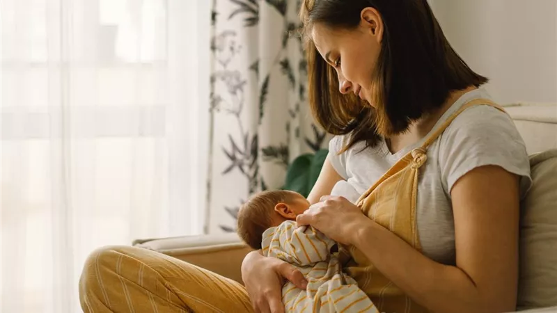 الأسبوع العالمي للرضاعة الطبيعية.. تغذية الأم المرضعة أساس صحة الأم والطفل 