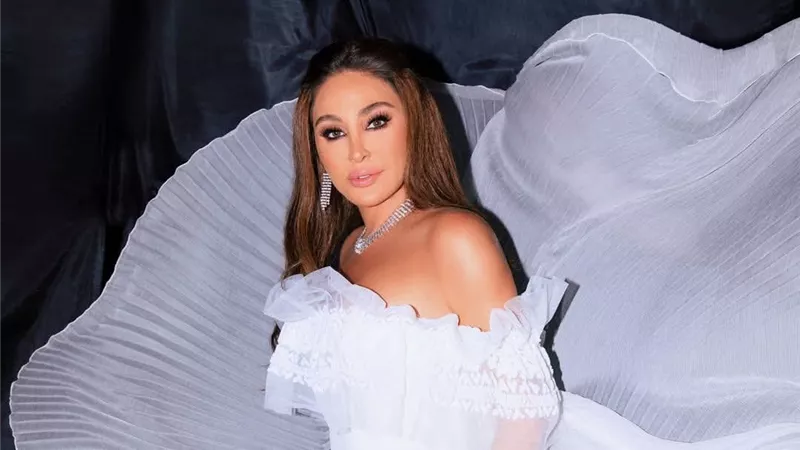 إليسا تتألق بإطلالة بيضاء ملائكية 