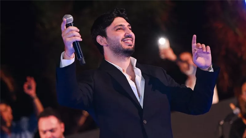 محمد فضل شاكر يتألق في أول ظهور بالعلمين الجديدة بحفل كامل العدد.. صور 