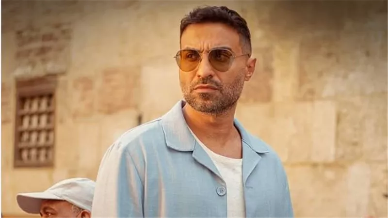 أحمد فهمي يكشف عن صورة جديدة من كواليس مسلسله الجديد 
