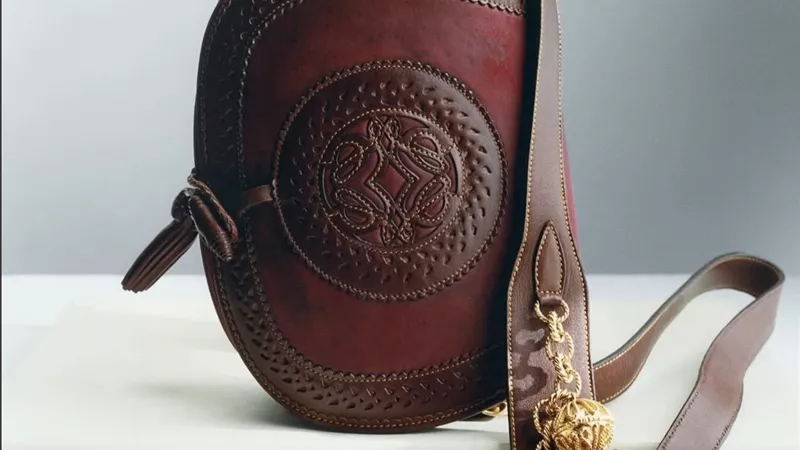 LOEWE تعيد الحياة لحقائبها الأرشيفية بعد فيضانات فالنسيا 2024 