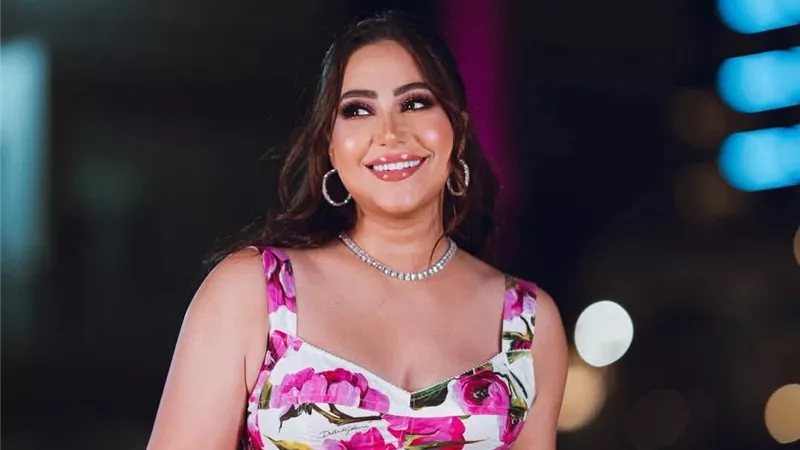 بوسي تخطف الأنظار بإطلالة صيفية أنيقة مستوحاة من طبعات الأزهار بتوقيع Dolce & Gabbana 