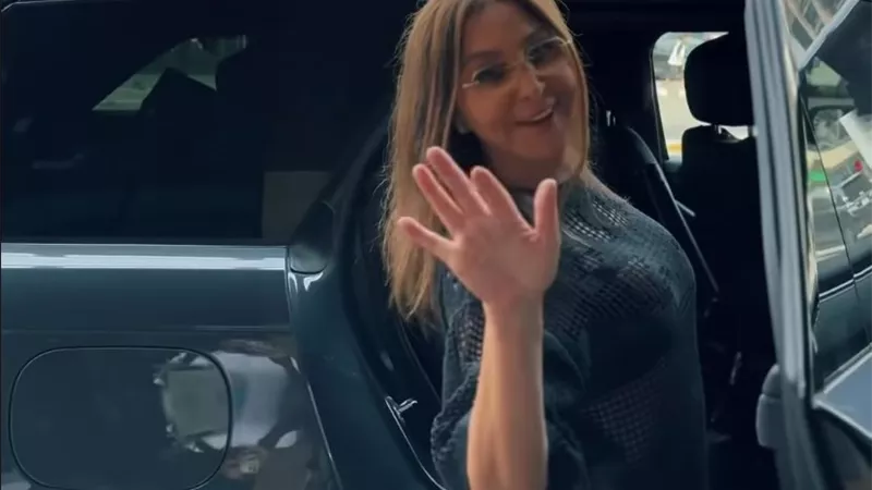 إليسا تصل القاهرة استعداداً لحفلها الخاص غدا 