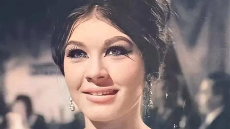 في ذكرى رحيل شويكار.. زهرة الكوميديا وسيدة الأناقة 