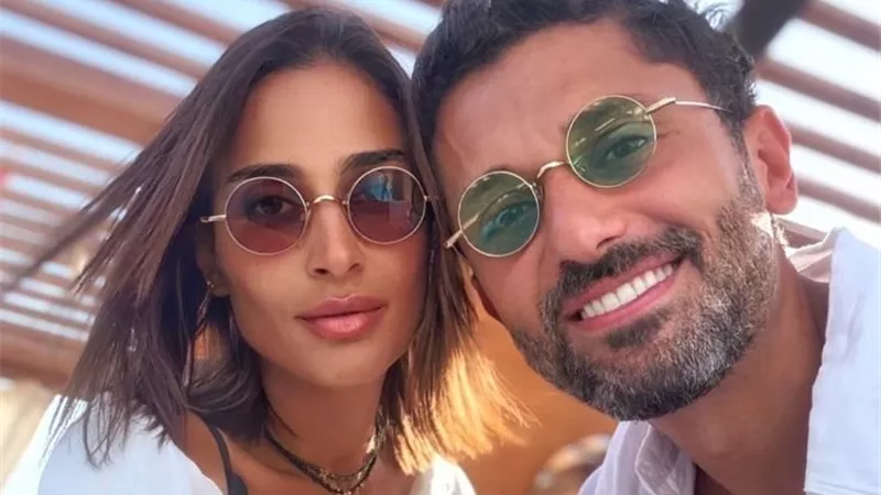 بعد شائعات الانفصال.. كريم محمود عبدالعزيز وزوجته آن رفاعي في صورة رومانسية: 