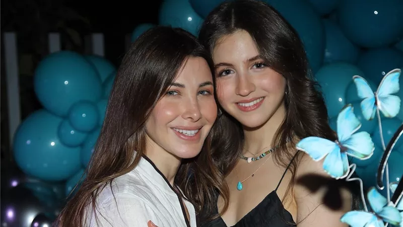 نانسي عجرم تغني مع بناتها أغنية 
