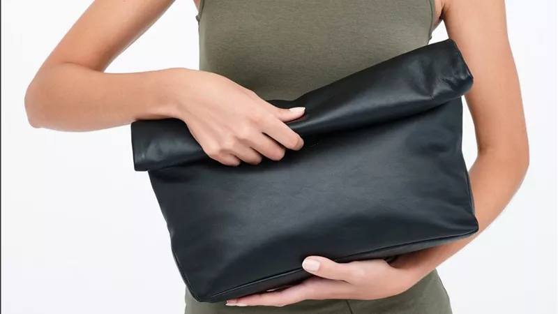  من الميكرو إلى الماكرو.. الكلاتش الـ oversized يفرض نفسه في عالم الموضة 