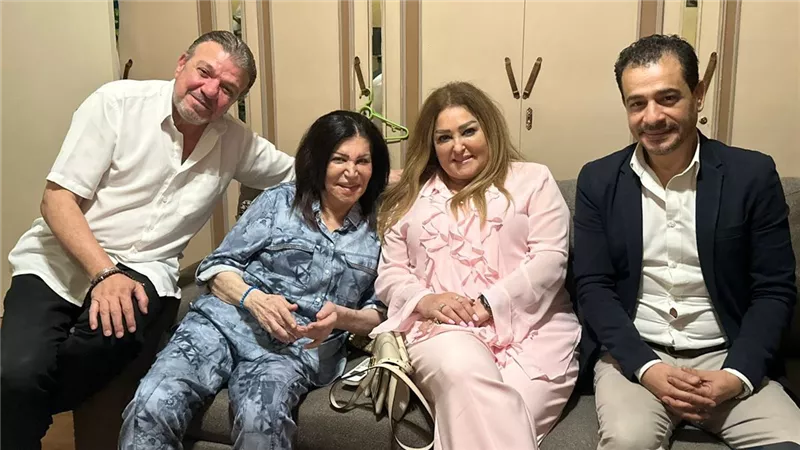 وفد من وزارة الثقافة ونقابة المهن التمثيلية يزور الفنانة نجوى فؤاد في منزلها بعد استغاثتها (صور)