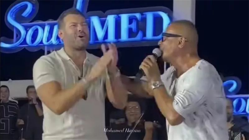 أحمد حلمي وعمرو يوسف يفاجآن الهضبة علي مسرح حفله بالساحل.. فيديو