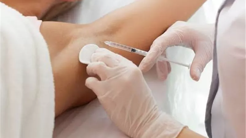 البوتوكس يتجاوز التجميل: استخدامات طبية مذهلة تعزز جودة الحياة 