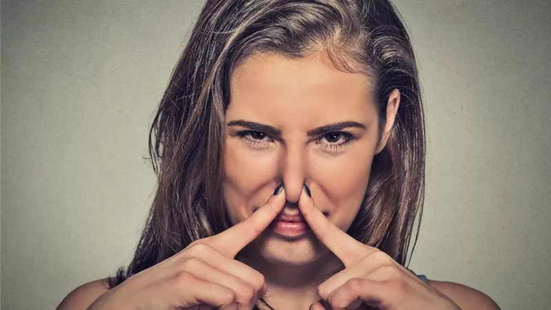 هل تشعر بالقلق من رائحة جسمك الكريهة؟.. طعام عليك التوقف عن تناوله