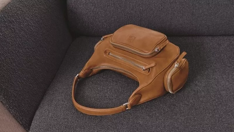 حقيبة «Pocket» من «Miu Miu».. مزيج  من الحداثة والوظيفة بتصميم أيقوني جديد