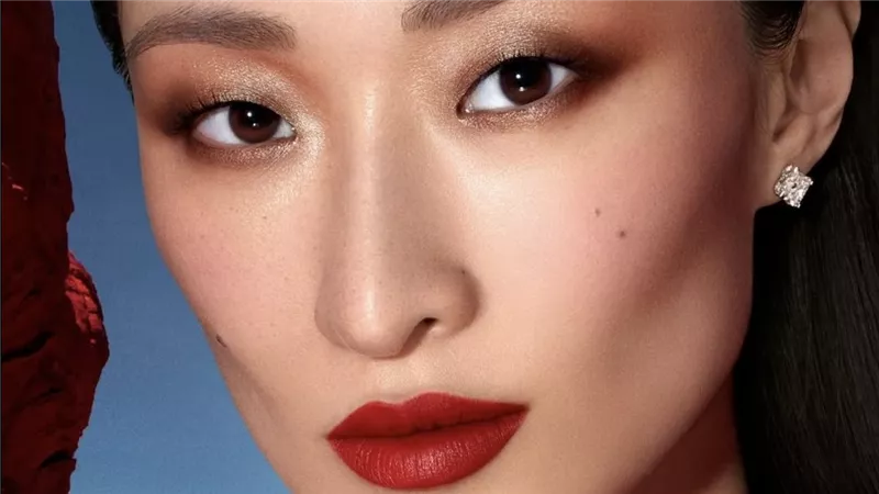 Pat McGrath تجسّد فلسفة Louis Vuitton الجمالية بإطلالة ساحرة 