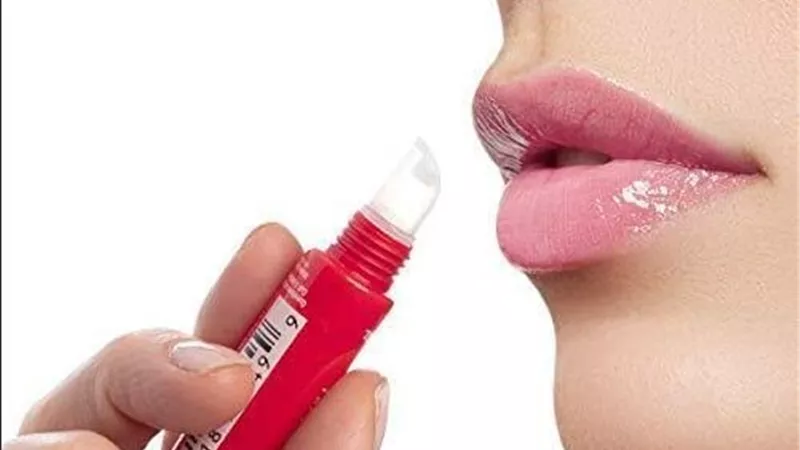  Lip oils زيوت الشفاه تتصدر صيحات التجميل لعام 2025 بلمعان فاخر