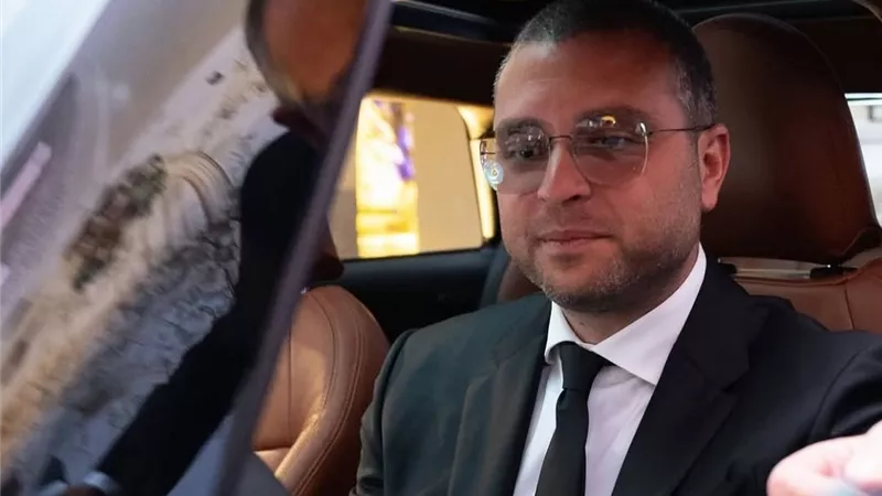 إيلي صعب وميني كوبر يجمعان بين الأناقة والإنسانية في تعاون فريد لدعم مرضى الإيدز